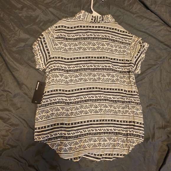 Dakine Womens Button Up Shirt Geometric Boho Black and Sand NWT - Picture 3 of 3